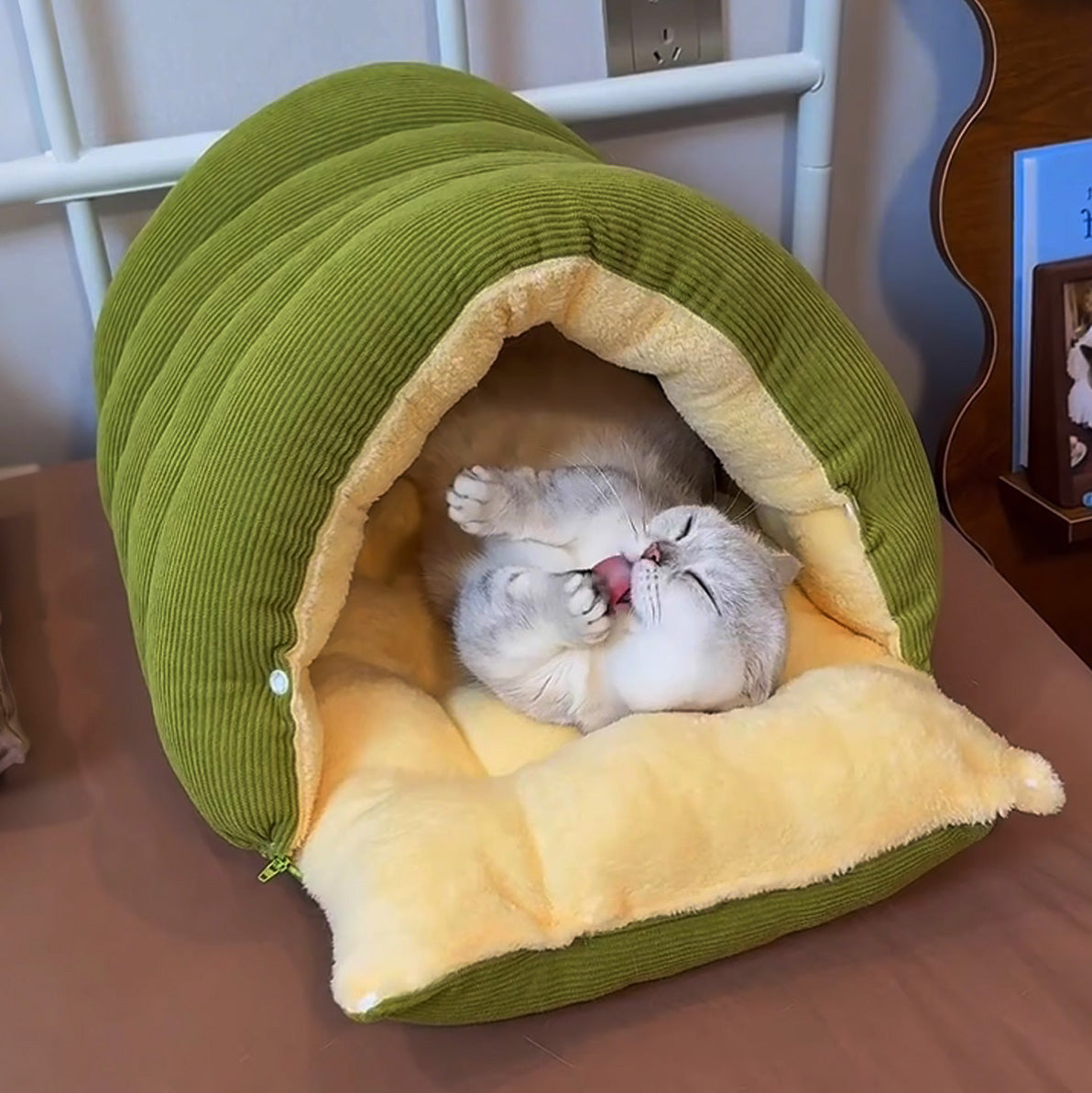 ScritchPets Closed Off Winter Cat Bed